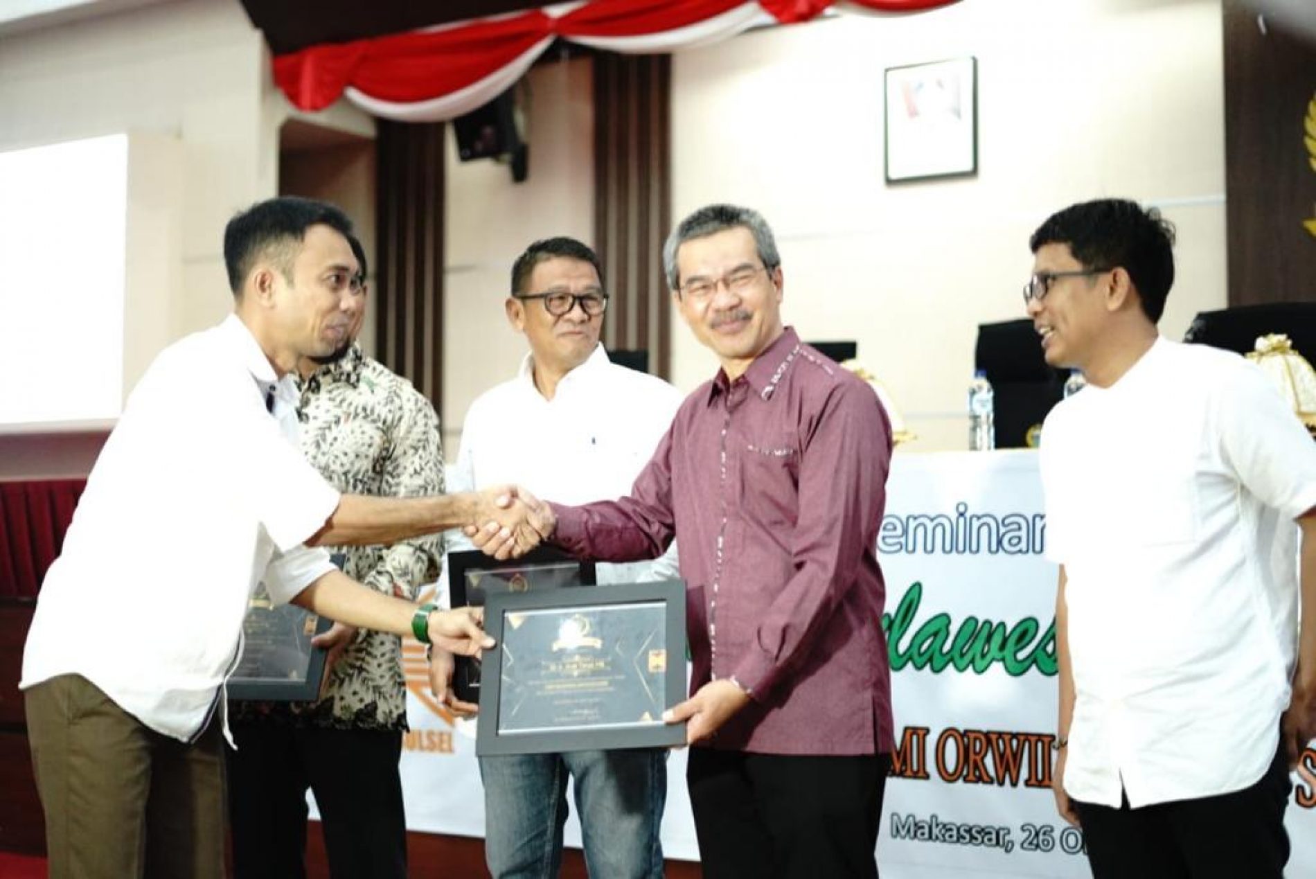 Dr. Ir. Andi Tamsil, M.Si Menerima Penghargaan sebagai Cendikiawan Peduli Lingkungan Hidup