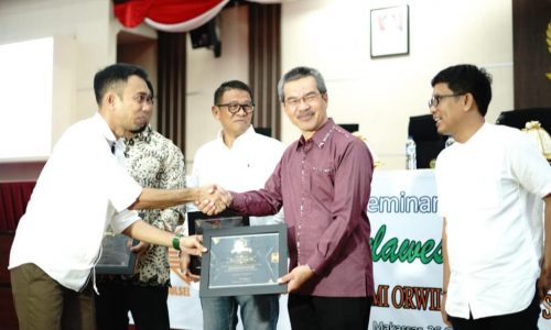 Dr. Ir. Andi Tamsil, M.Si Menerima Penghargaan sebagai Cendikiawan Peduli Lingkungan Hidup