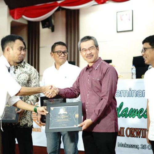 Dr. Ir. Andi Tamsil, M.Si Menerima Penghargaan sebagai Cendikiawan Peduli Lingkungan Hidup