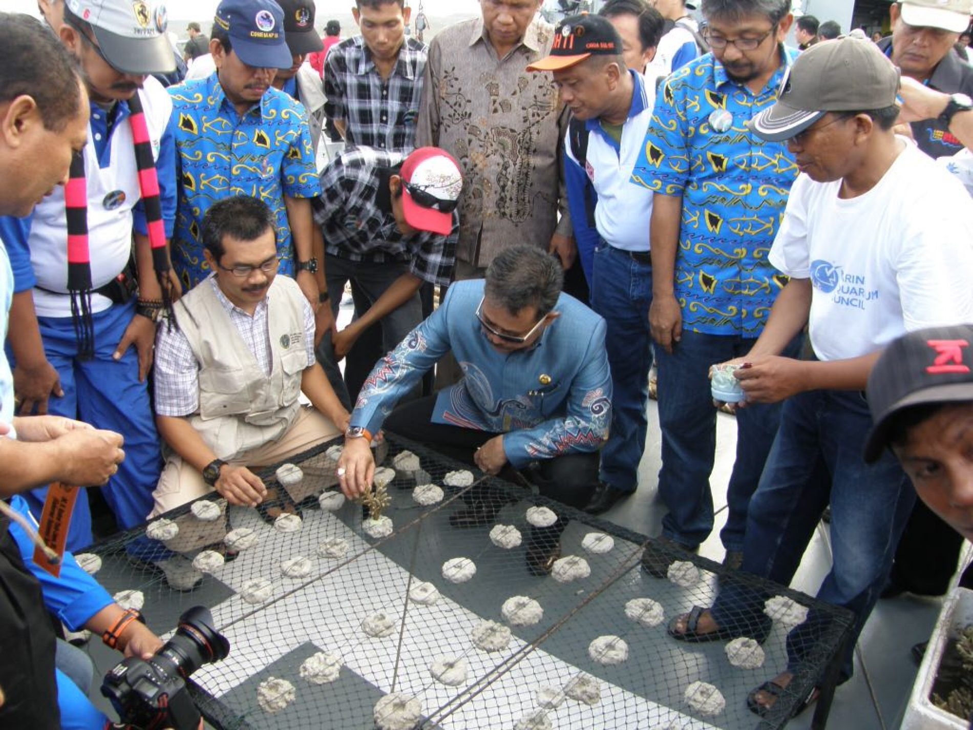 Dr. Ir. Andi Tamsil, M.Si Memberi Penjelasan kepada Gubernur Tentang Pentingnya Penyelamatan Lingkungan Laut melalui Transplantasi Karang